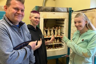Reichenbacher Lebenshilfe-Werkstätten vor Umzug – letzter Osterverkauf im alten Laden - Frisch gebrannt ist halb verkauft. Mitarbeiter der Kreativwerkstatt und Hühner im Ofen.