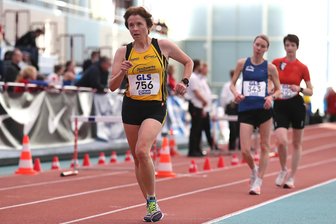 Reichenbacher Leichtathletin feiert Start-Ziel-Sieg zur Deutschen Meisterschaft der Masters in Frankfurt - Bianca Schenker (links) von der LG Vogtland bei der Deutschen Meisterschaft der Masters in Frankfurt. Über 3000-Meter-Bahngehen gewann sie in der Halle mit deutscher Rekordzeit.