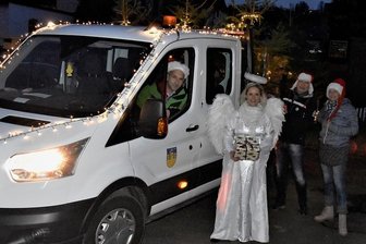 Reichenbacher Leuchtturm-Team beschenkt zur Weihnacht Menschen in Not - Das Leuchtturm-Team mit Tina Hösel als Weihnachtsengel verstaute die Pakete auf dem Bauhof-Transporter und düste dann los.