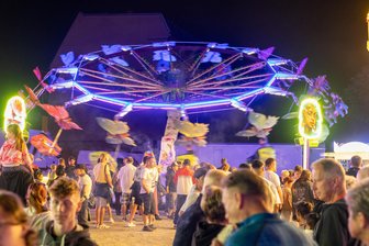 Reichenbacher Lichterzauber bietet Lasershow und Familienfest - Wie im vorigen Jahr machen wieder viele Fahrgeschäfte in Reichenbach Station.
