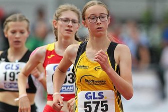Reichenbacher Mädchen zweitbeste Deutsche - Lara Ackermann (rechts) führte das Teilnehmerfeld zur Deutschen Meisterschaft beim 3000 Meter Bahngehen einige Zeit an, ehe sie Laura Völkel (dahinter) doch noch überholen konnte. Am Ende reichte es für die Reichenbacherin zu einer neuen Bestzeit und dem Vizemeistertitel.