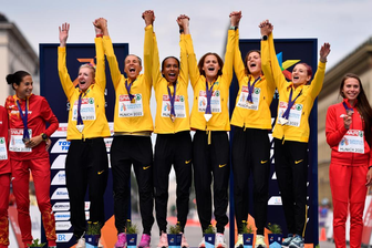 Reichenbacher Marathonläuferin Kristina Hendel bejubelt Sieg mit der Mannschaft - Die Siegerinnen in der Mannschaftswertung aus Deutschland, Katharina Steinbruck (l-r), Domenika Mayer, Miriam Dattke, Deborah Schöneborn, Rabea Schöneborn und Kristina Hendel freuen sich bei der Siegerehrung.