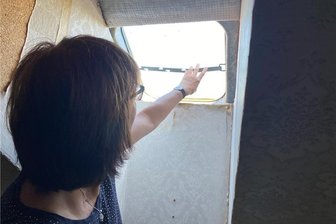 Reichenbacher Mietern reicht‘s: Tauben nisten sich massenhaft unter Solar-Anlagen auf Hausdächern ein - Wer aus einem der Dachfenster schaut, sieht und riecht die Anwesenheit der Tiere. Versuche, sie mit lauten Geräuschen zu verscheuchen, schlugen alle fehl.