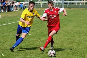 Reichenbacher mit torlosem Remis - Kampf um den Ball: Reichenbachs Allrounder Marius Horn (links) und Mülsens Niklas Böhm. 