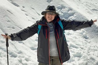 Reichenbacher Museumsmitarbeiterin schreibt sich auf die Leipziger Buchmesse - Schnee, Eis und Berge. Für Grit Otto vom Reichenbacher Neuberin-Museum eine fantasieanregende Mischung. Mit einer dieser Mixturen hat sie es jetzt in einen Sammelband geschafft. Das Foto zeigt die Hobbyautorin am Karlesjoch im Dreiländereck von Österreich, Italien und der Schweiz.