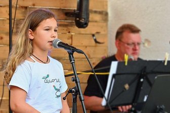 Reichenbacher Musikschüler suchen neuen Gesangslehrer - Sven Pfretzschner bei einem Auftritt mit Musikschülerin Lavinia Frömmer an "Connys Bar".