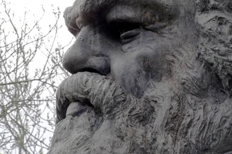 Reichenbacher OB am Grab von Karl Marx - Ausschnitt der Büste von Karl Marx an seinem Grab auf dem Highgate Cemetery in London.