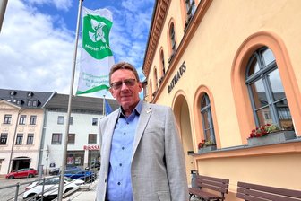 Reichenbacher OB hisst die Flagge der Mayors for Peace vorm Rathaus - OB Henry Ruß vor der Flagge der Bürgermeister für den Frieden.