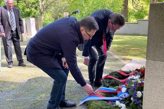 Reichenbacher OB: „Ich sehe Russland nicht als meinen Feind“ - Botschaftssekretär Oleg Yakimovich (vorn) und OB Henry Ruß bei der Kranzniederlegung.