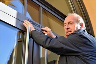 Reichenbacher OB: Segenszeichen werden nach Missbrauchsskandal in katholischer Kirche nicht entfernt - Pfarrer Josef Reichel brachte am Haupteingang des Reichenbacher Rathauses, stellvertretend für das Gemeinwesen in der Stadt, den Segen 20*C+M+B*22 (Christus segne dieses Haus) an. Foto: Gerd Betka