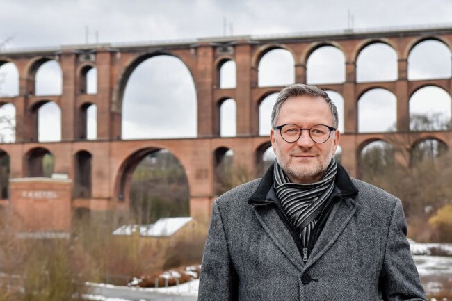 Reichenbacher OB-Wahl: Amtsinhaber möchte Angefangenes zu Ende bringen - Raphael Kürzinger vor der Göltzschtalbrücke. Zusammen mit den Netzschkauern möchte er die größte Ziegelbrücke der Welt ins Unesco-Weltkulturerbe hieven und den Tourismus im Brückengelände ankurbeln.
