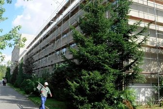 Reichenbacher Plattenbauten verlieren zwei Stockwerke - Noch stehen die Gerüste. Die Wohnungsbaugesellschaft Reichenbach hat den Wohnblock von fünf auf drei Geschosse kürzen lassen.