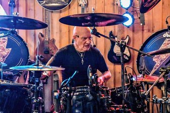 Reichenbacher Rock-Herbst: Von Chris Slade über Polis bis zu Lazuli - Schlagzeuger Chris Slade bietet am Sonntag eine furiose Reise durch fast sechs Jahrzehnte