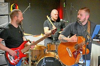 Reichenbacher Rockband "Turqouise" steht vor erstem Auftritt - Von links: Björn Friedemann (44) am Bass, Michael Hoffmann (25) am Schlagzeug und Pascal Meyer (24) für Gitarre und Gesang.
