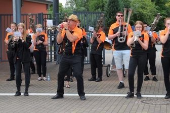 Reichenbacher Rutschenrekord bleibt beim Badfest unangetastet - Etwas dezimiert aufgrund der Ferien, aber trotzdem gut gelaunt: Die Schalmeienkapelle Reichenbach eröffnete das Freibadfest.