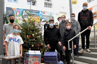 Reichenbacher Schüler packen Pakete für Weihnachtstrucker-Aktion - Schüler und Schülerinnen der Weinhold-Oberschule haben Pakete für die Johanniter Weihnachtstrucker-Aktion gepackt. 
