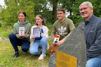 Reichenbacher Schüler und die Wahrheit: „Jürgen Fuchs erinnert uns daran, dass jeder von uns einen Unterschied machen kann“ - Am Fuchs-Gedenkstein im Schulpark: die Schüler Timea Badstübner, Lydia Wetzl, Philip Kirsch und Stifter Stephan Hösl. Die Widmung auf der Tafel: Wahre Worte sind nicht immer schön, schöne Worte nicht immer wahr.