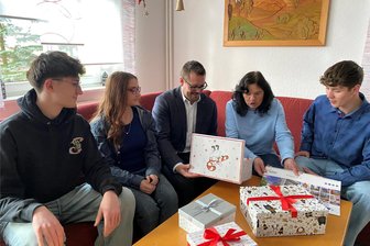 Reichenbacher Schülerfirma „Bees for nature“ aufgelöst - den letzten Honig gibt‘s zum Weihnachtsmarkt - Übergabe der vom Firmengewinn gekauften Geschenke im Regenbogenhaus. Von links: die Elftklässler Michel Stark und Michelle Adler, Schulleiter Christian Reinsch, Heimleiterin Karin Gruschwitz und Maurice Kühnel.