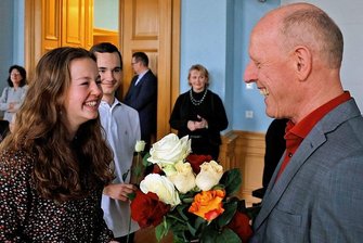 Reichenbacher Schulleiter hört auf: Mir werden die jungen Menschen fehlen - Mit dem Schulleiter auf einer Wellenlänge. Schülersprecherin Helene Ehrhardt hatte im offiziellen Teil der Verabschiedung von Lutz Niepold rührende Worte für den scheidenden Direx gefunden. Am Ende seines letzten Arbeitstages am Goethe-Gymnasium gab es für den Lehrer der Herzen Blumen über Blumen. 