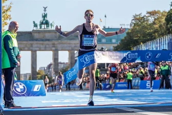 Reichenbacher Sebastian Hendel bester Deutscher beim Berlin Marathon - Der Reichenbacher Sebastian Hendel läuft bein Berlin Marathon als erster Deutscher durchs Ziel. Kai Wegner (li.), Regierender Bürgermeister von Berlin, hält die Banderole.