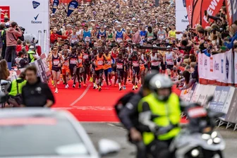 Reichenbacher Sebastian Hendel läuft beim Hamburg Marathon Bestzeit - Das Feld der Eliteläufer startet beim Hamburg Marathon vor den Messehallen.