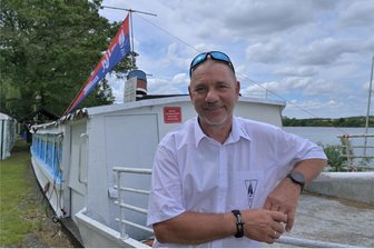 Reichenbacher Segler schauen auf 60 Jahre Vereinsgeschichte - Svend Vieweg, Vorsitzender der Segelsportgemeinschaft Reichenbach vor dem Dampfer „Jörg“, der als Bootshaus genutzt wurde, aber jetzt in die Tage gekommen ist.