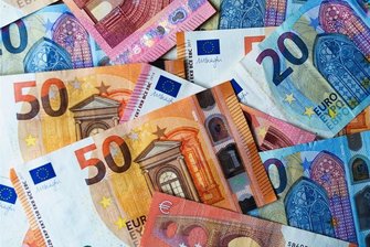 Reichenbacher Stadtbad: Bürger fragen zu Stand des Projektes nach - Es geht ums Geld: Die Sanierung des Reichenbacher Bades wurde zugunsten der Arbeiten an der Neuberschule um ein Jahr zurückgestellt. Die Zuschüsse fürs Bad fließen nun in die Schule. Das sorgt in Reichenbach für Diskussionen.