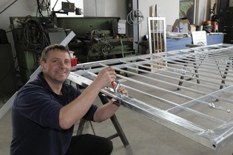 Reichenbacher Stadtwehrleiter macht sich mit Metallbau selbstständig - Thomas Weck montiert das Schloss an einem Einfahrtstor für ein Privatgrundstück.