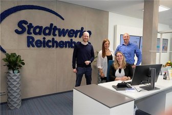 Reichenbacher Stadtwerke-Service präsentiert sich in neuen Räumen - Teamleiter Kommunikation Christopher Reißmann und die Service-Mitarbeiterinnen Jessica List und Nadine Pursch sowie Janko Rynduch (von links) vom Vertrieb präsentieren die neuen Räume der Stadtwerke.