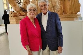 Reichenbacher stellt in Bad Elster aus - Baldur Geipel und seine Frau Gisela in Bad Elster bei der Eröffnung seiner Ausstellung "Figur ist Raum" in der Kunstwandelhalle. 