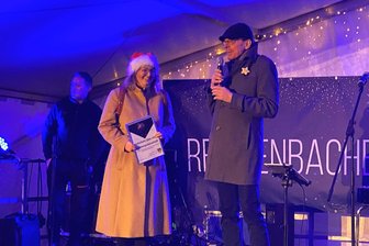 Reichenbacher Sternenweihnacht: Ein Stern trägt künftig den Namen Sabine - OB Henry Ruß überreichte Sabine Greyerbiehl den Gutschein für die Sternenpatenschaft.