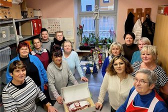 Reichenbacher Tafel appelliert: Wir brauchen mehr Spenden - Weihnachtsstimmung auch bei der Reichenbacher Tafel. Die Frauen um Vereinschefin Petra Düntsch (links) blicken jedoch mit Sorge ins nächste Jahr - dann dürfte die Warteliste auf einen Tafelplatz weiter anwachsen.