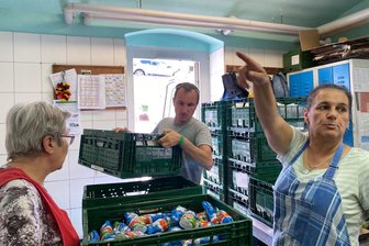 Reichenbacher Tafel trotz zusätzlicher Spenden nach Appell an Leistungsgrenze - Eine neue Lebensmittellieferung stapelte sich am Mittwoch rasch im Lagerraum der Tafel auf. Gerlinde During (links) und Ramona Klier bei der Annahme der Spenden, die Fahrer Robert Rödel mit Helfern vom Tafelfahrzeug ablud. Die Tour führte durchs Obere Vogtland bis in den Erzgebirgskreis; mitgebracht wurden auch jede Menge Oster-Schokohasen.