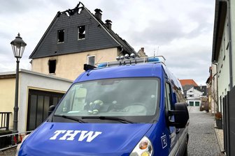 Reichenbacher THW mit Blitzeinsatz in Rochlitz: „Diese Fachleute haben nur wir“ - Der Einsatz des THW Reichenbach ist am Tag nach dem Brand in Rochlitz unerlässlich.
