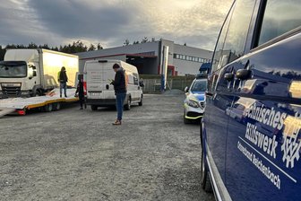 Reichenbacher THW stellt Feldbetten für A 72-Unfallopfer aus Polen auf - Kurz vor der Weiterreise. Vom Hof des Abschleppdienstes im Kalten Feld konnten die Polen am Dienstagmorgen ihre Heimreise in dem hinten stehenden Transporter fortsetzen.
