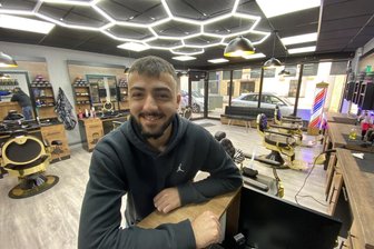 Reichenbacher übernimmt Reichenbacher Barbershop - Ismael Akbakay gehört zum Stammpersonal im „Star Cut“, er zog von Plauen nach Reichenbach.