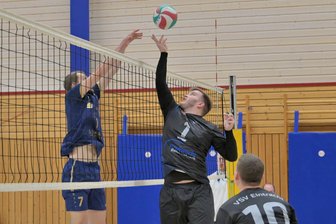 Reichenbacher Volleyballer enttäuschen beim Saisonfinale in der Sachsenklasse: Was ging schief in Limbach-Oberfrohna? - Eintracht-Kapitän Wenzel Günter (Mitte) springt nach dem Ball.