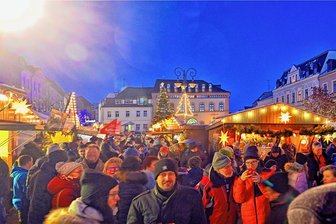 Reichenbacher Weihnachtsmarkt zu Ende: Ein Stand geht in die Verlängerung - Reger Andrang herrschte an den vier Abenden des Reichenbacher Weihnachtsmarktes auf dem Marktplatz. Dort fand das Geschehen erstmals als Alternative zum Postplatz statt. 