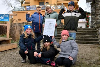 Reichenbacher Weinholdschule trifft mit Bewegungsangebot einen Nerv: „Es gibt Familien, in denen so etwas nicht stattfindet“ - Die Weinhold-Grundschüler freuen sich hier vor dem Reichenbacher Wasserturm über mehr Abwechslung im Unterricht. Denn seit 2023/24 besitzt ihre Schule das Zertifikat „Bewegte Schule“.