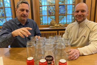 Reichenbacher Wurstfabrik greift Neumarker Rittern im Notfall unter die Arme: „Wenn die Gläser nicht reichen, helfen wir aus“ - Nescafé-Gläser sind ideal, sagen Bürgermeister Sven Köpp (links) und Bauamtschef Jörg Schneider.