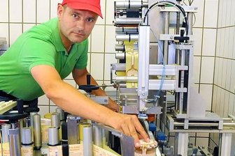 Reichenbacher Wurstfabrik Walter Schaller feiert 120 Jahre Firmengeschichte - Ralf Schaller, Inhaber der Reichenbacher Wurstfabrik Walter Schaller, an der Etikettiermaschine der Glaskonserven. Den Umsatz in diesem Segment will er in den nächsten drei Jahren verdoppeln.
