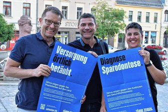 Reichenbacher Zahnärzte zeigen Zähne gegen Sparkurs - Die Reichenbacher Zahnärzte Jörg Schaller, Carsten Heinke und Anja Gürtler (von links) protestieren mit ihren Berufskollegen in der bundesweiten Kampagne „Zähne zeigen“ gegen den Sparkurs der Bundesregierung, der Patienten und Praxen gleichermaßen trifft.