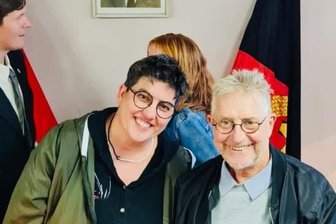 Reichenbacher Zahnärztin nach Filmdreh mit Martin Semmelrogge: „Ich kam nach Hause und hab gesagt, Mensch, war das geil“ - Geben Corona keine Chance: Die Reichenbacher Zahnärztin Anja Gürtler und Schauspieler Martin Semmelrogge - hier bei einem Selfie- und Autogrammtermin in Bad Brambach.