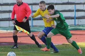 Reichenbacher zeigen sich ungewohnt effektiv - Fabian Peltsch (Mitte, verfolgt von Jonas Gruner) stellte mit seinem Treffer zum 2:0 zeitig die Weichen auf Reichenbacher Sieg. 