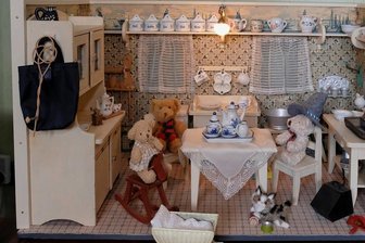 Reichenbacherin erinnert sich: Wie Weihnachten vor 75 Jahren gefeiert wurde - Historische Puppenküche aus dem Besitz des Reichenbacher Heimatforschers Wolfgang Viehbahn, restauriert vom Lengenfelder Peter Heinzmann. Damit ließ es sich für frühere Generationen prächtig spielen.