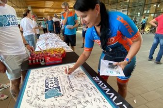 Reichenbacherin Feuer und Flamme für Ultra-Distanzen - Beim Briefing am Freitag durfte auch Bea Frank ihre Unterschrift auf die Teilnehmertafel setzen.