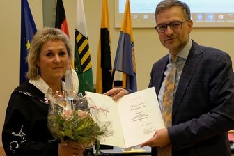Reichenbacherin hat perfekten Kompromiss immer im Blick - Oberbürgermeister Raphael Kürzinger hat Steffi Seumel bei der jüngsten Stadtratssitzung eine Ehrenurkunde überreicht.