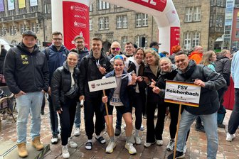 Reichenbacherin spült die Zweifel mit der Zahnpasta runter und gibt ihr Debüt beim Chemnitz Marathon 2025 - Die Reichenbacherin Marie Sommer (Mitte) ist überwältigt davon, wie viele Freunde und Unterstützer sie und ihre Freunde im Ziel empfangen haben.