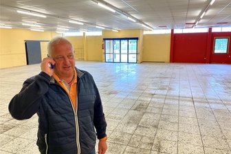 Reichenbachs ältester Getränkemarkt ist Geschichte – was dem Eigentümer am Standort vorschwebt - „Ja, der Markt würde ab sofort zur Verfügung stehen.“ Geschäftsmann Uwe Gaethke in der seit März leerstehenden Verkaufshalle des „Ersten Reichenbacher Getränkemarkts“. Mit dem Aus- und Umzug von Getränke Hoffmann in den einstigen Aldi ist das Kapitel Getränkemarkt am Standort beendet.