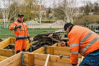 Reichenbachs beliebtester Spielplatz erhält eine Frischzellenkur - Der Wasserspielplatz im Park der Generationen wird neu aufgebaut, damit bei der Eröffnung am 1. Mai alles tipptopp ist. Hans Lang (rechts) und Lutz Spörl (links) arbeiten am Grundgerüst.